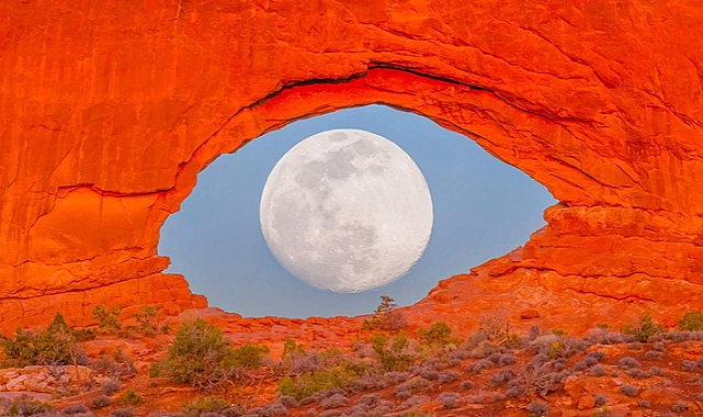 Photographer Captures Full Moon in Rock Arch, Creating a Stunning 
